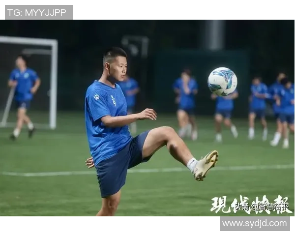 球星亲身示范游泳与足球完美结合的精彩瞬间