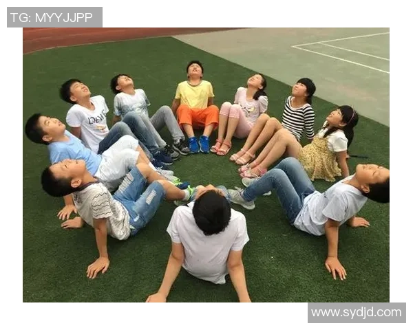 足球场上的爱情故事：球星与心爱之人携手走过的风雨岁月