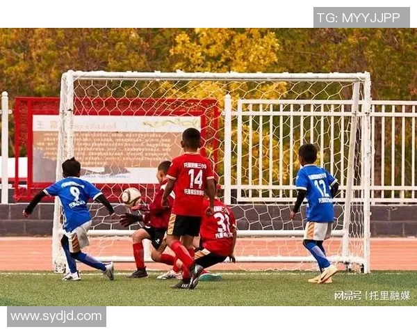 足球巨星化身钢铁坦克驰骋绿茵展现力量与速度结合魅力